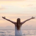 Eine Frau glücklich am Strand